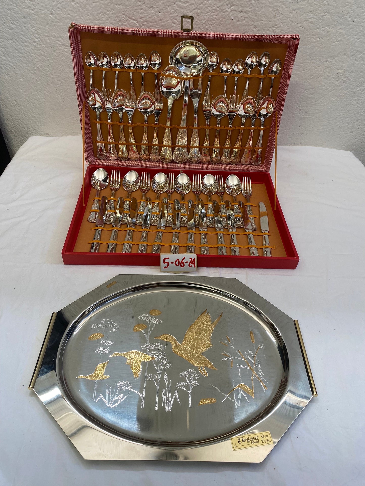 Servizio di Posate in Argento 800 - Tradizione Italiana Intatta con vassoio in acciaio con decori placcati in oro 24 carati