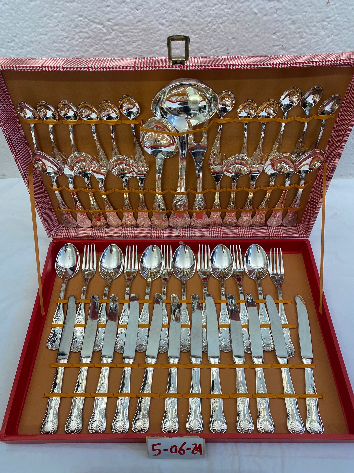 Servizio di Posate in Argento 800 - Tradizione Italiana Intatta con vassoio in acciaio con decori placcati in oro 24 carati