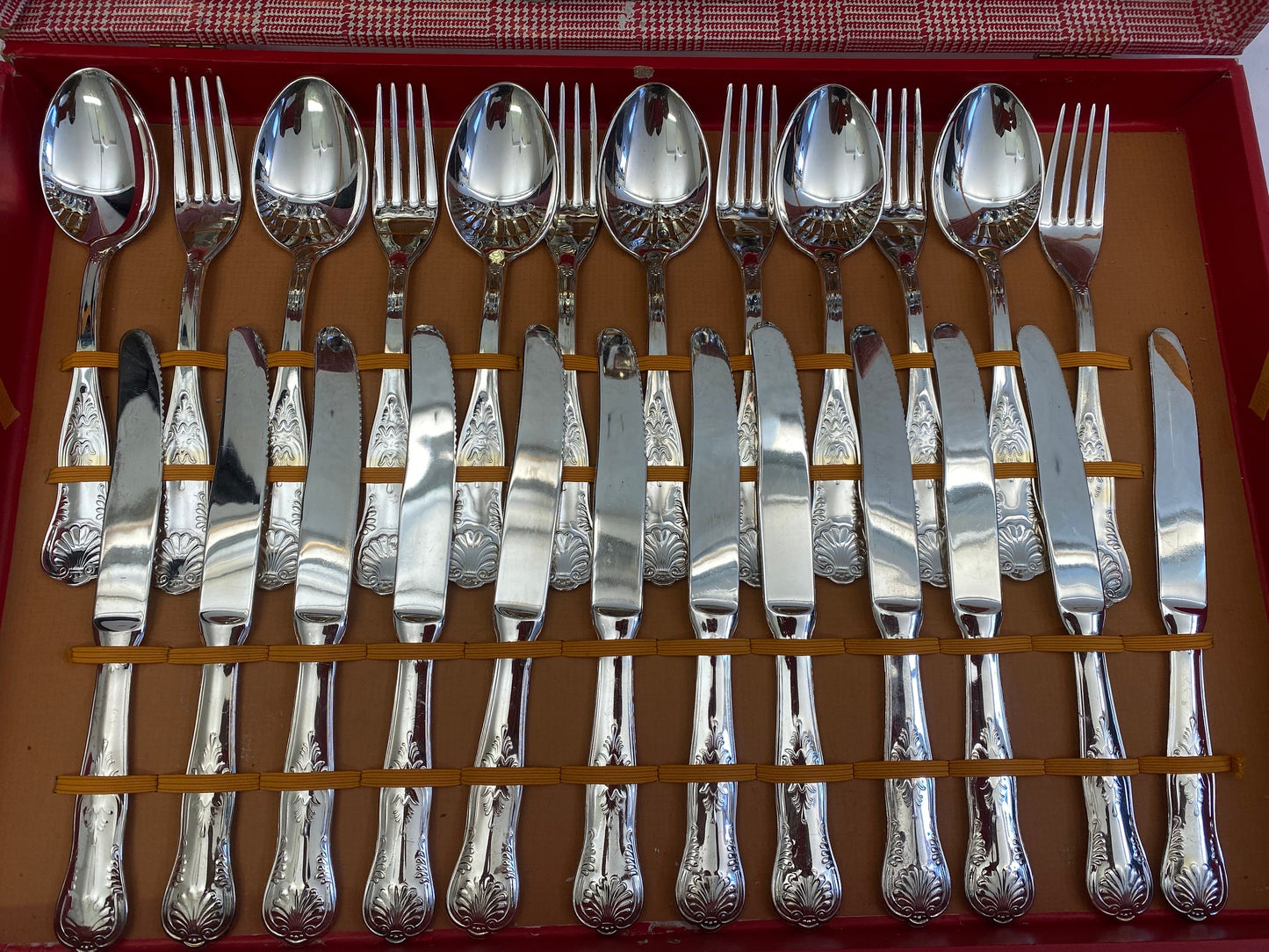Servizio di Posate in Argento 800 - Tradizione Italiana Intatta con vassoio in acciaio con decori placcati in oro 24 carati