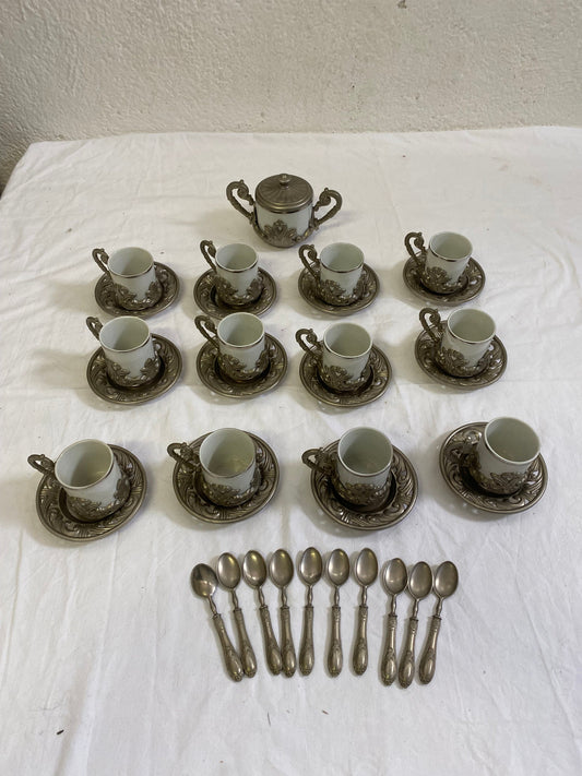 Servizio Caffè Vintage per 12 in Ceramica e Peltro con Zuccheriera: Un Tocco di Eleganza Intramontabile per la Tua Tavola