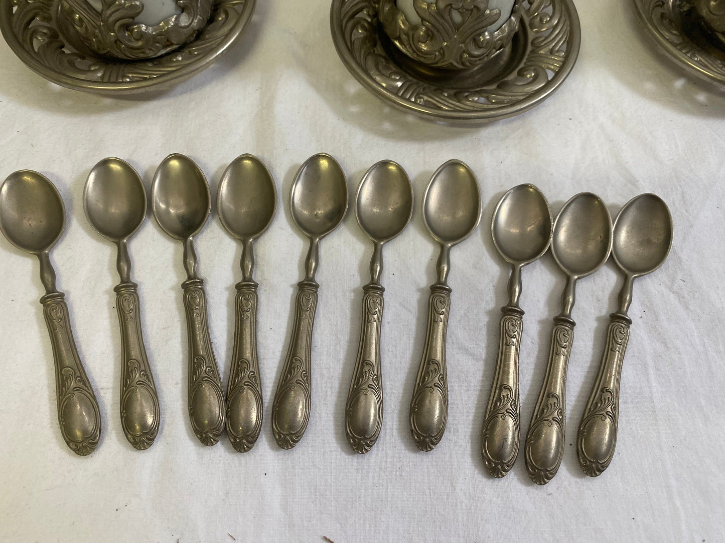 Servizio Caffè Vintage per 12 in Ceramica e Peltro con Zuccheriera: Un Tocco di Eleganza Intramontabile per la Tua Tavola