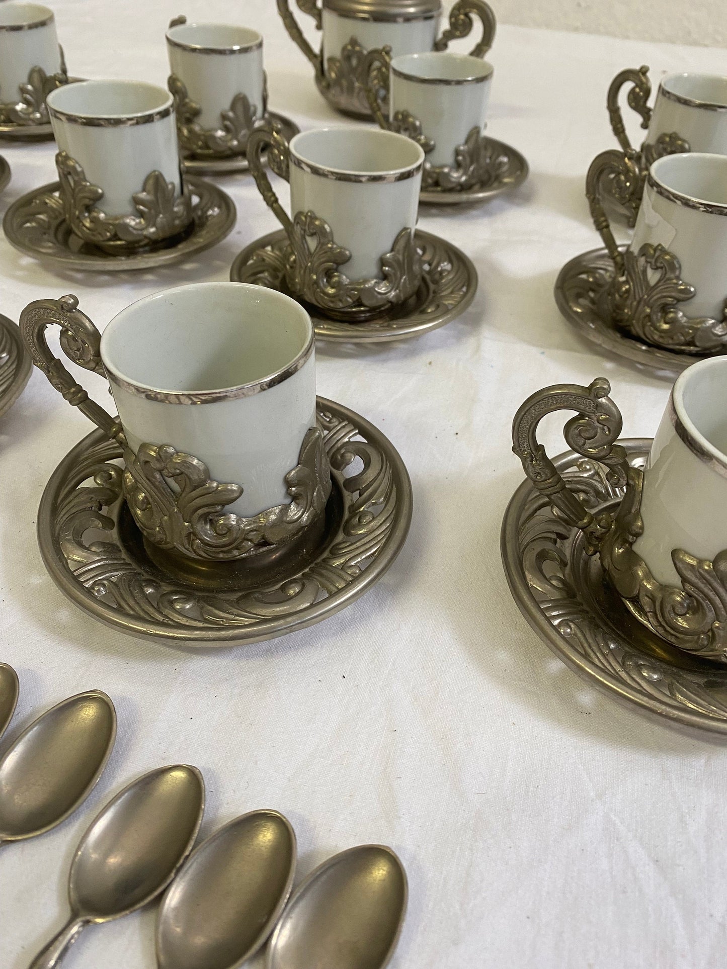 Servizio Caffè Vintage per 12 in Ceramica e Peltro con Zuccheriera: Un Tocco di Eleganza Intramontabile per la Tua Tavola