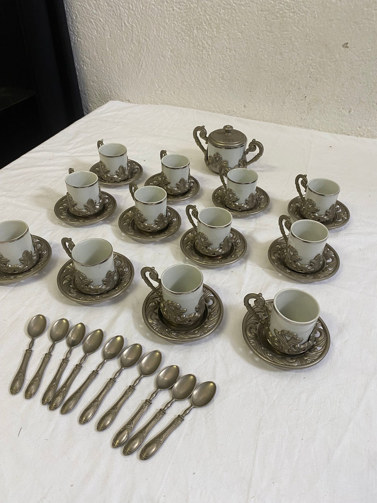 Servizio Caffè Vintage per 12 in Ceramica e Peltro con Zuccheriera: Un Tocco di Eleganza Intramontabile per la Tua Tavola