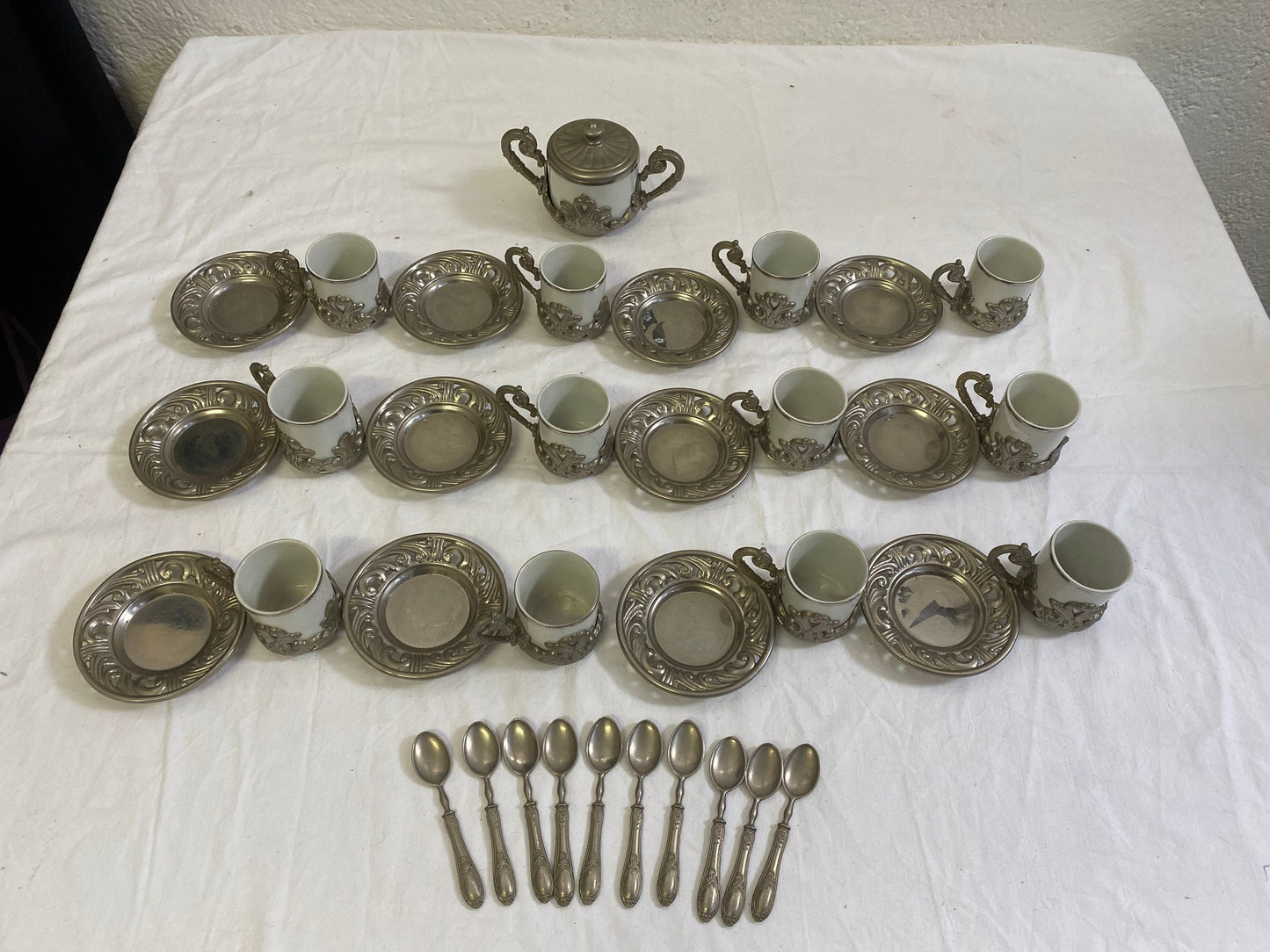 Servizio Caffè Vintage per 12 in Ceramica e Peltro con Zuccheriera: Un Tocco di Eleganza Intramontabile per la Tua Tavola