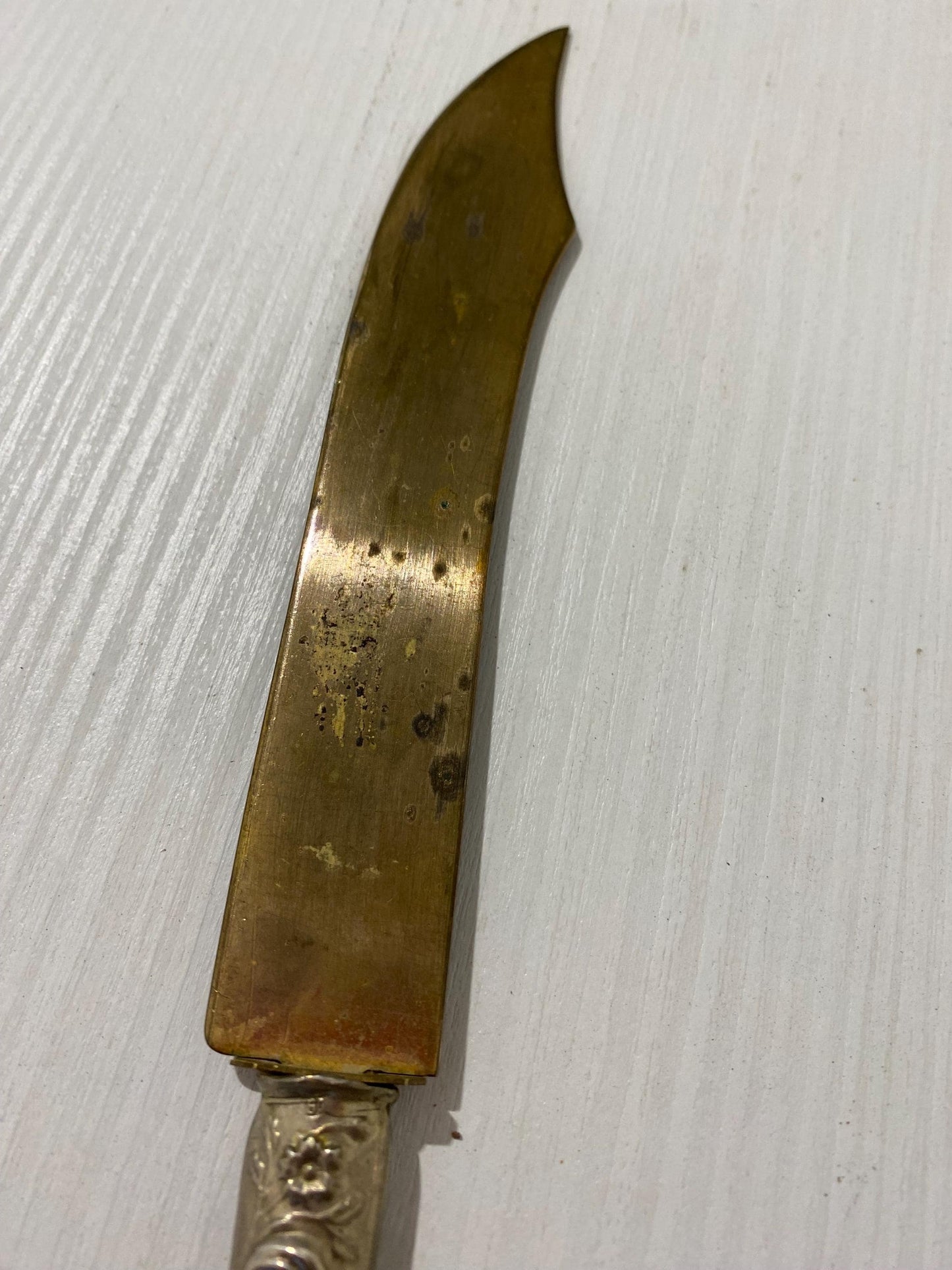 Coltello Vintage Lama in Ottone e Manico in Argento 800 Lavorato - Un Pezzo Unico per la Tua Collezione