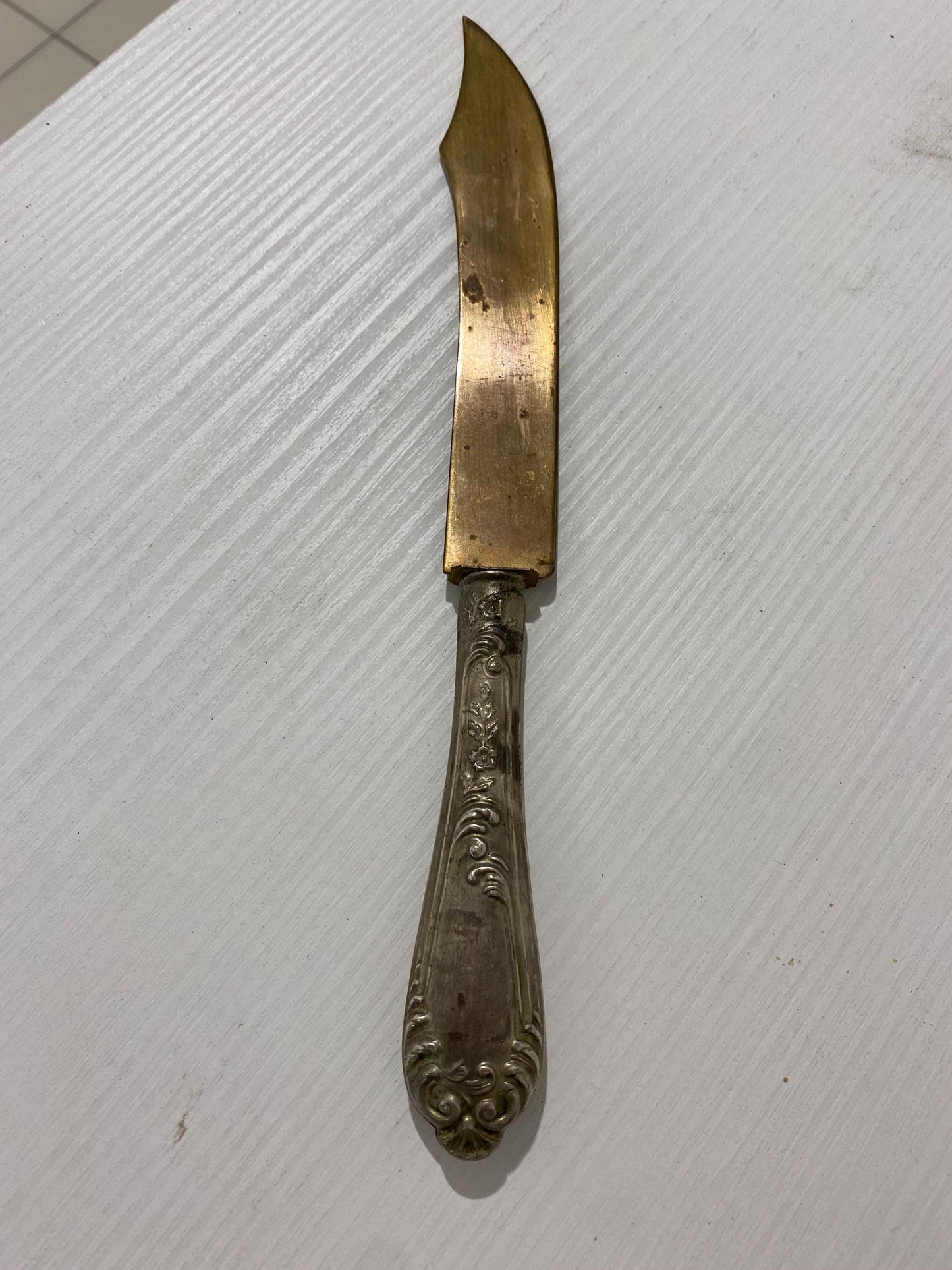 Coltello Vintage Lama in Ottone e Manico in Argento 800 Lavorato - Un Pezzo Unico per la Tua Collezione