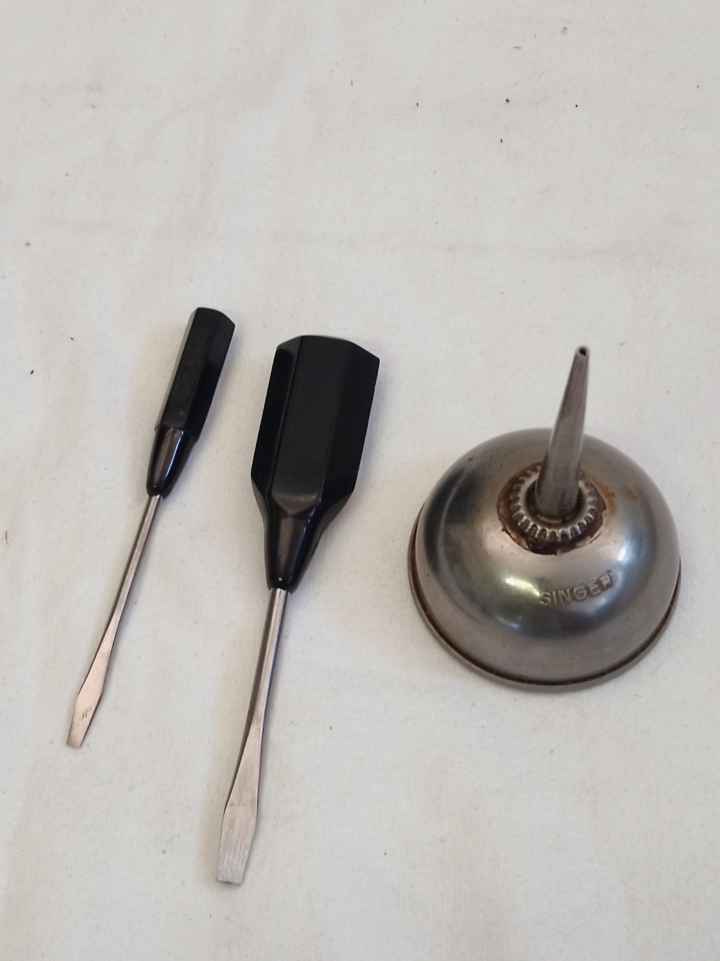 oliatore latta e due cacciaviti da cucito Singer vintage