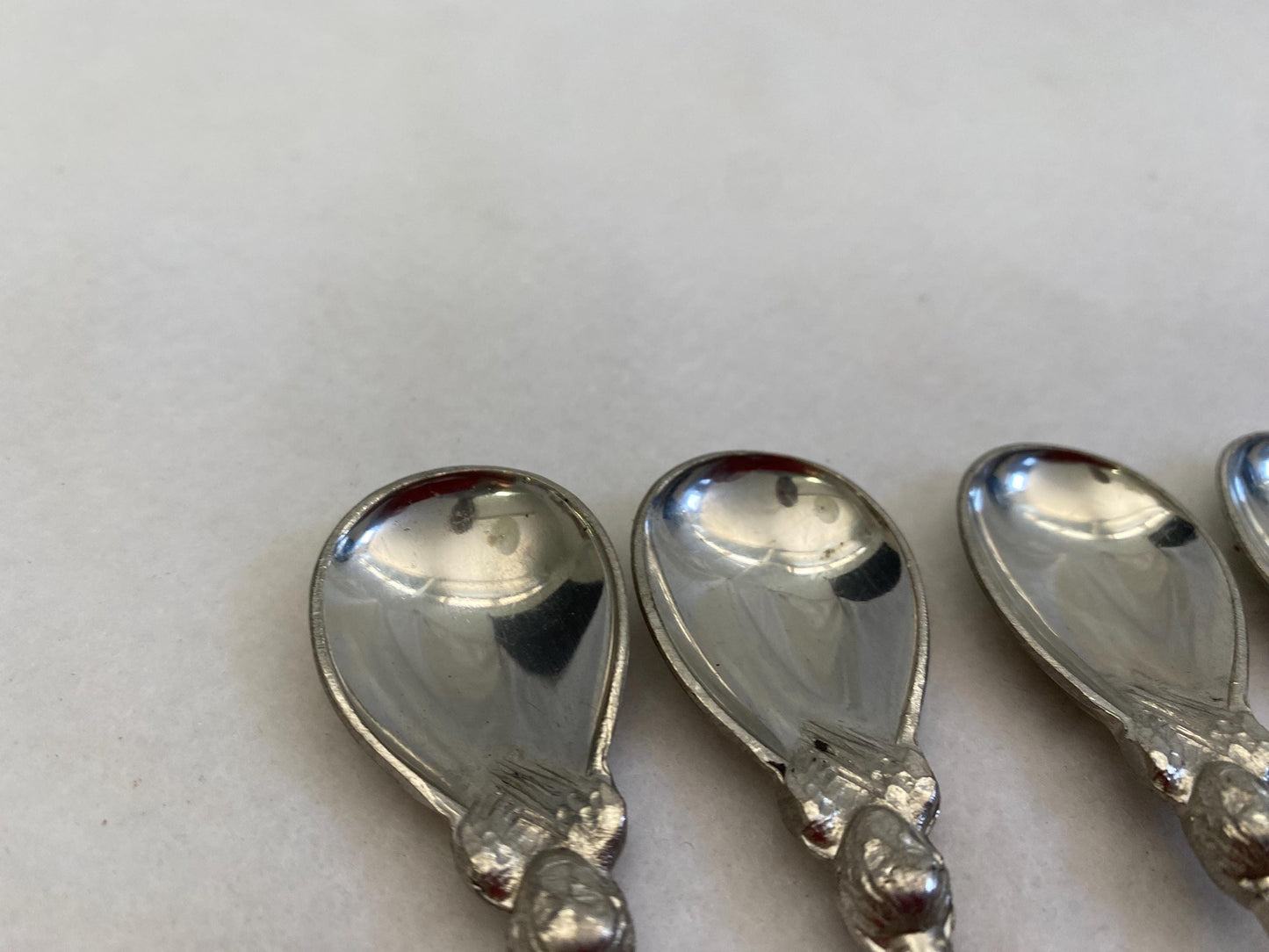 Cucchiaini in Peltro Argentato con Manici Decorati 12 cm - Eleganza e Tradizione per la Tua Tavola