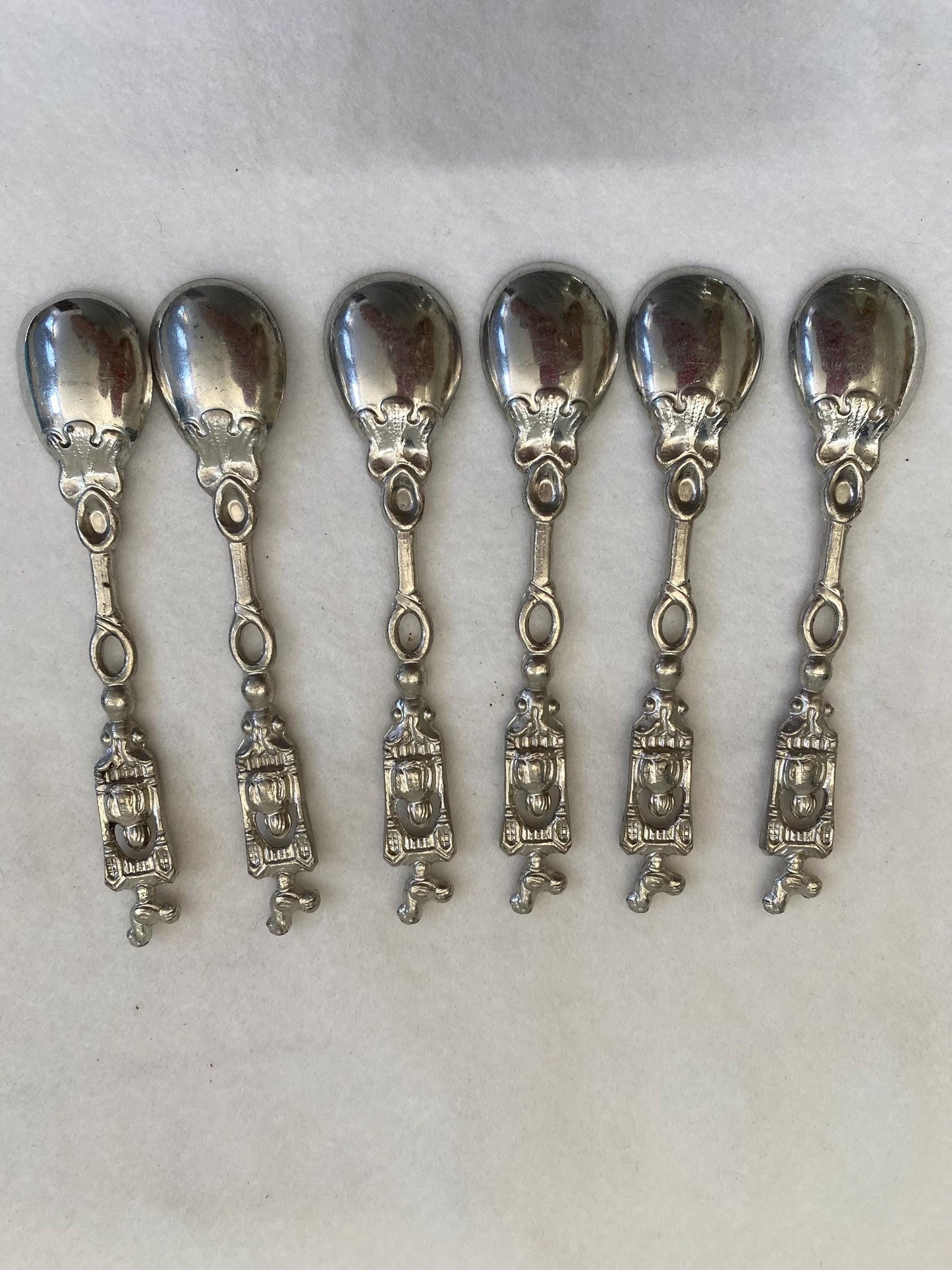 Cucchiaini in Peltro Argentato con Manici Decorati 12 cm - Eleganza e Tradizione per la Tua Tavola