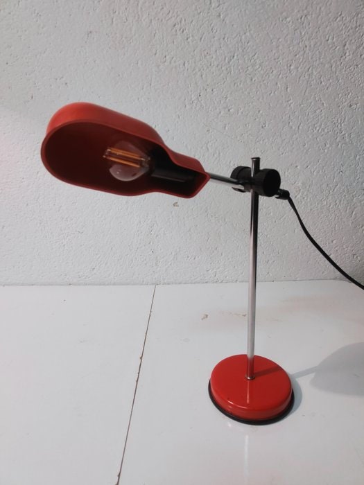 Lampada da scrivania design Veneta Lumi rossa anni '70: un tocco di stile vintage a casa tua