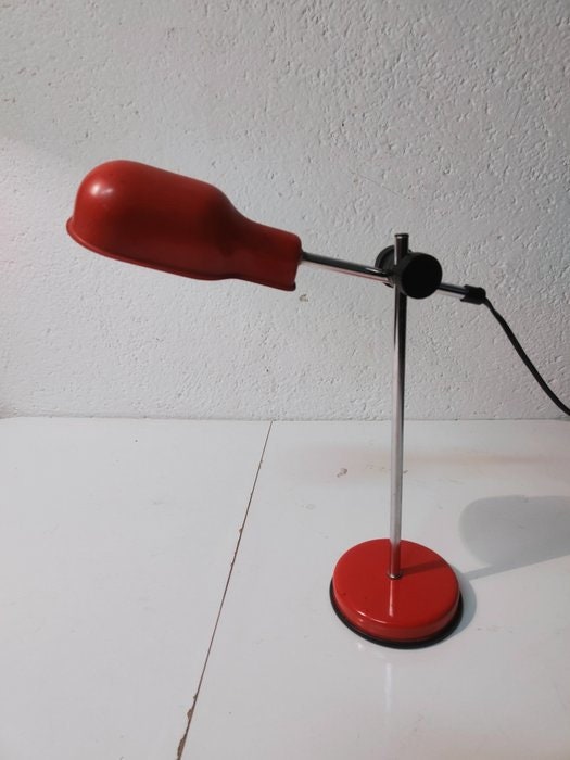 Lampada da scrivania design Veneta Lumi rossa anni '70: un tocco di stile vintage a casa tua
