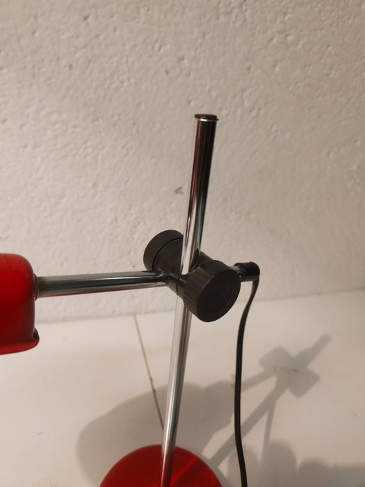 Lampada da scrivania design Veneta Lumi rossa anni '70: un tocco di stile vintage a casa tua