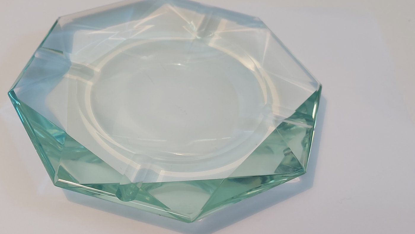 Posacenere in Vetro Verde Chiaro - Eleganza e Stile in un Design Ottagonale