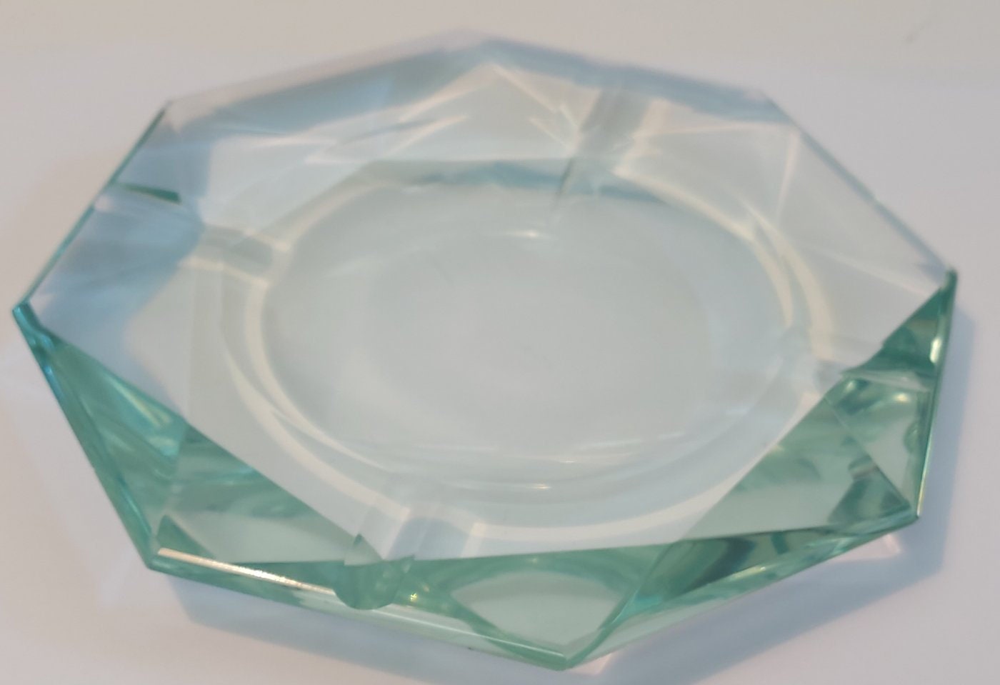 Posacenere in Vetro Verde Chiaro - Eleganza e Stile in un Design Ottagonale