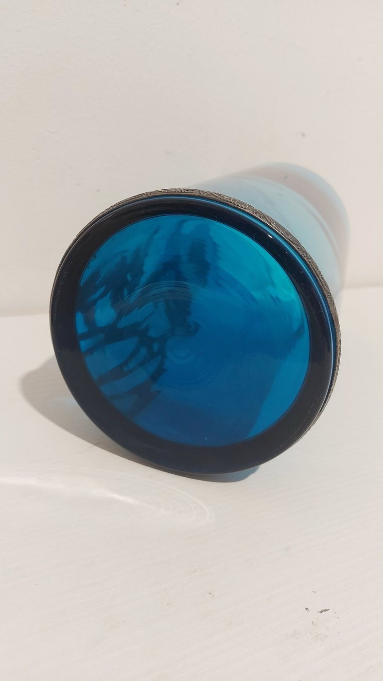 Vaso in Cristallo Blu con Decoro in Peltro: Un tocco di eleganza senza tempo alla tua casa