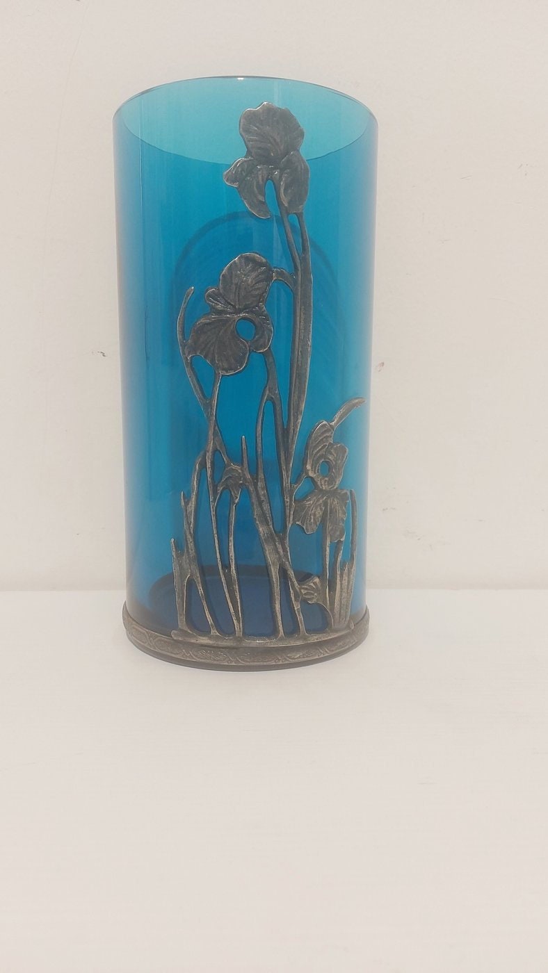 Vaso in Cristallo Blu con Decoro in Peltro: Un tocco di eleganza senza tempo alla tua casa