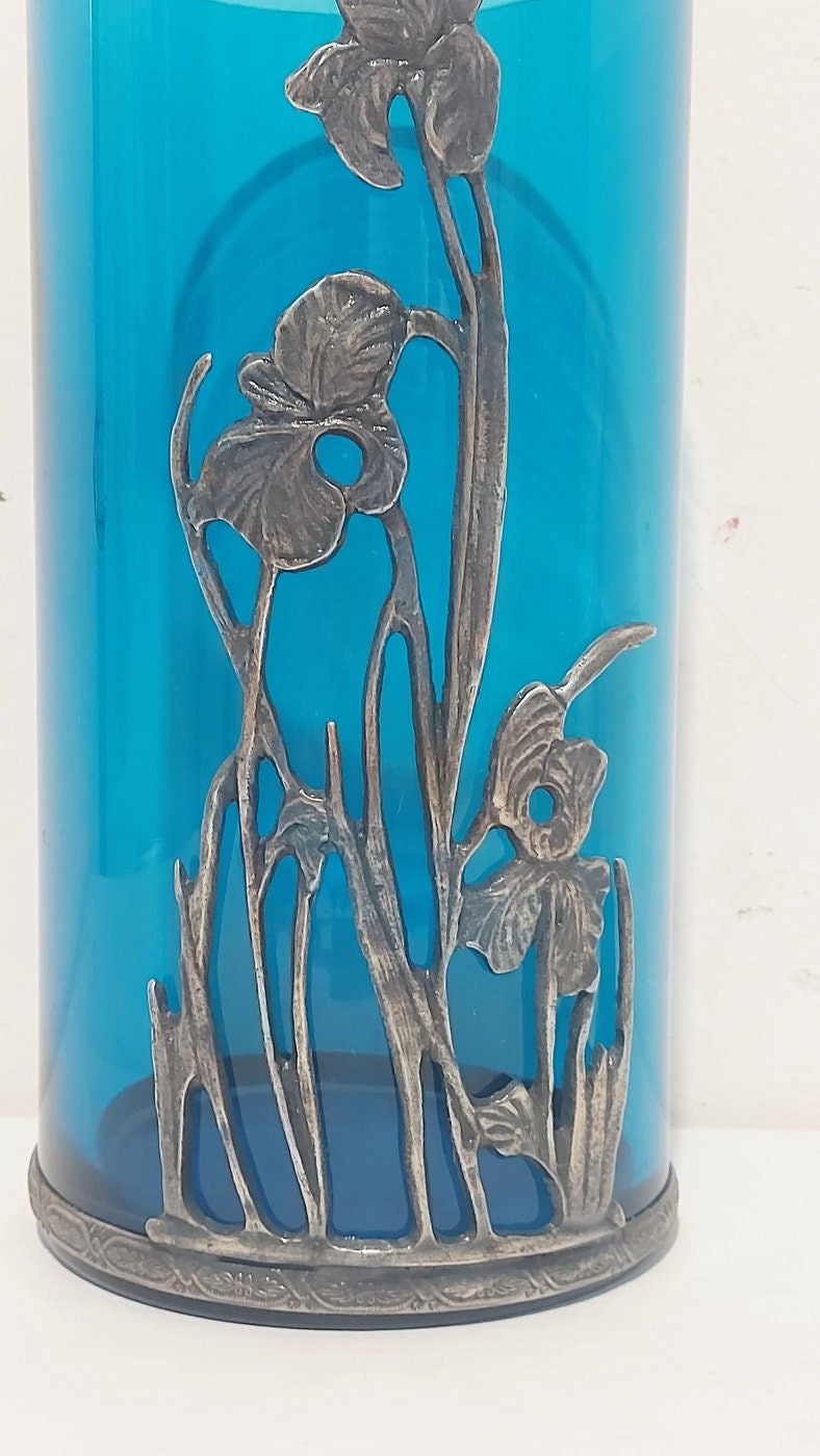 Vaso in Cristallo Blu con Decoro in Peltro: Un tocco di eleganza senza tempo alla tua casa