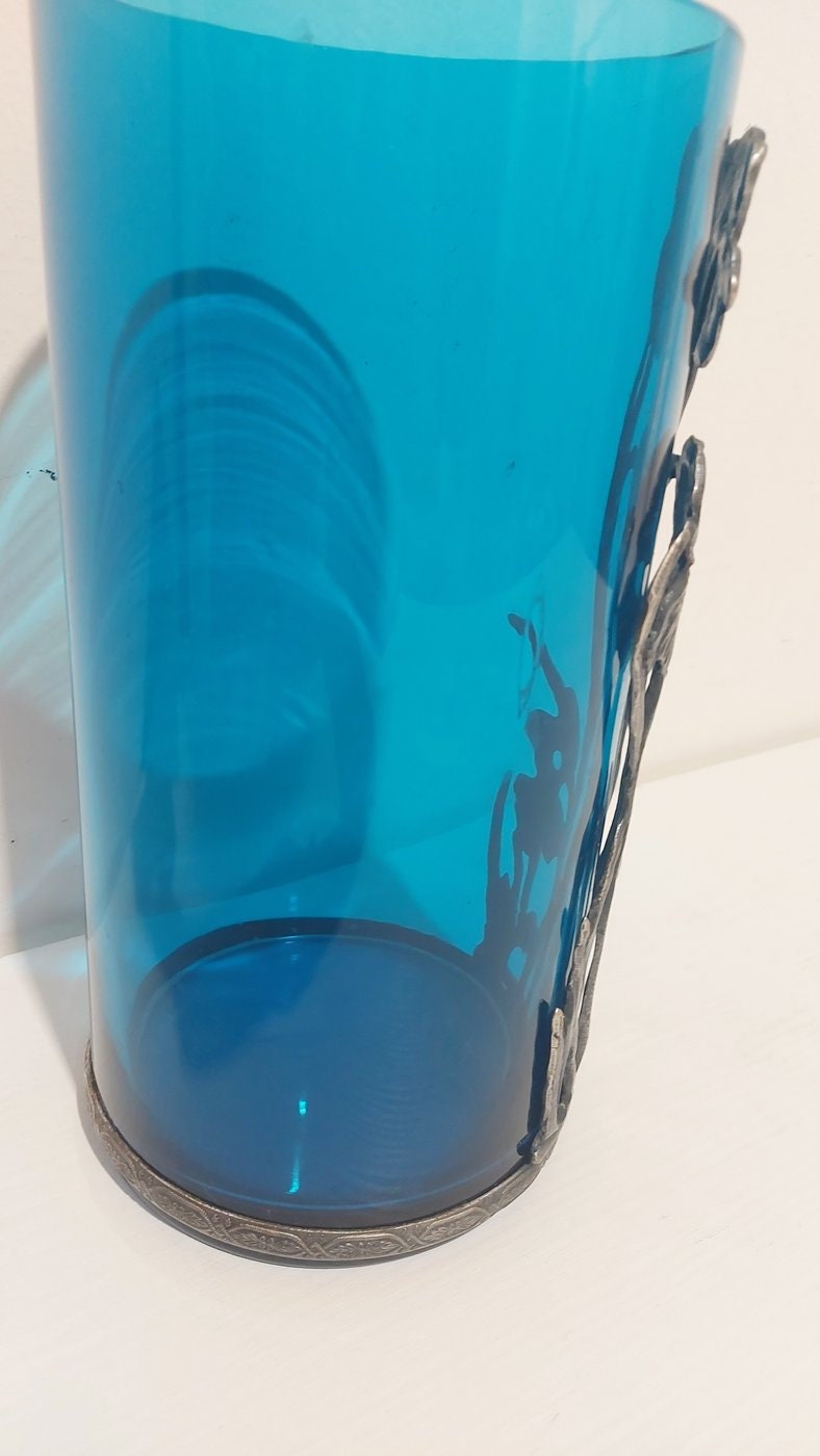 Vaso in Cristallo Blu con Decoro in Peltro: Un tocco di eleganza senza tempo alla tua casa