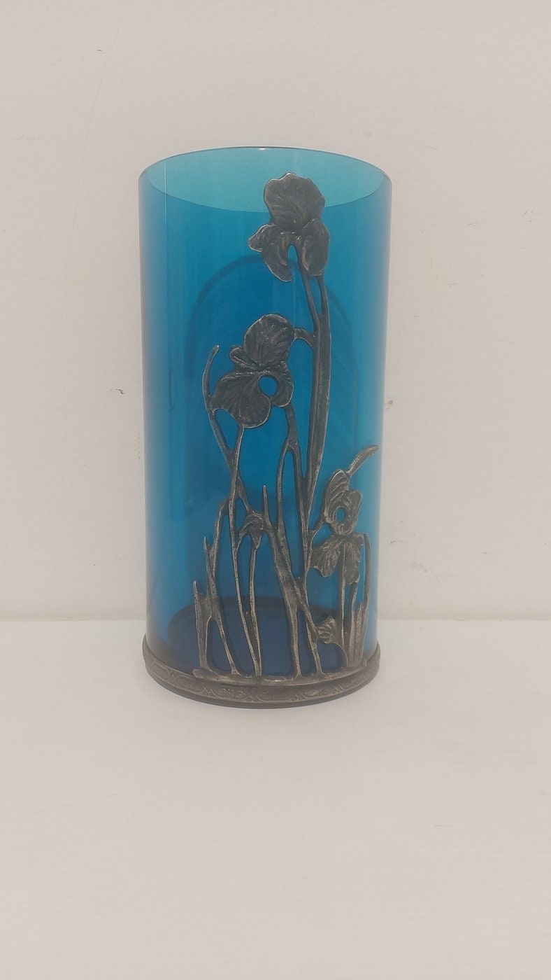 Vaso in Cristallo Blu con Decoro in Peltro: Un tocco di eleganza senza tempo alla tua casa