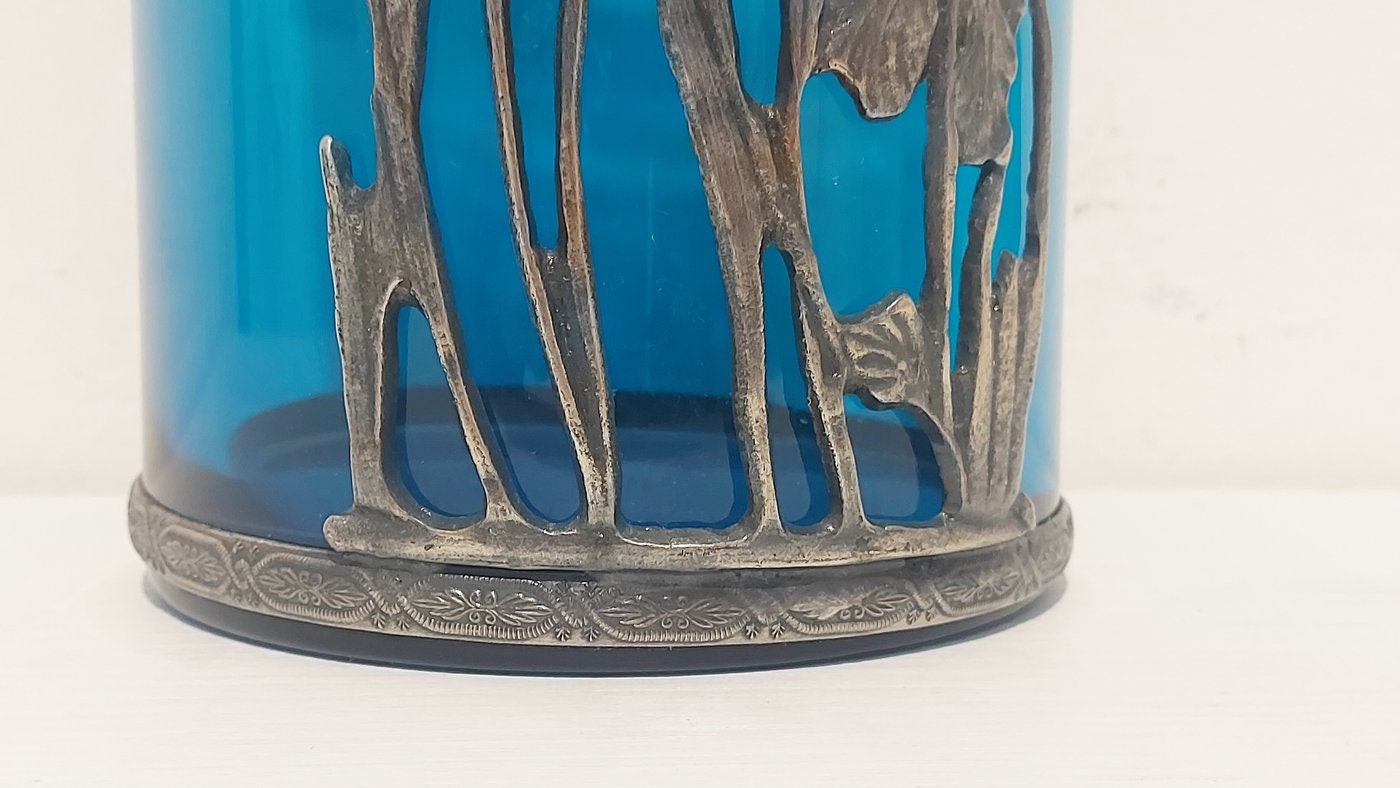 Vaso in Cristallo Blu con Decoro in Peltro: Un tocco di eleganza senza tempo alla tua casa