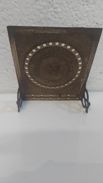 Calendario perpetuo in ottone inciso