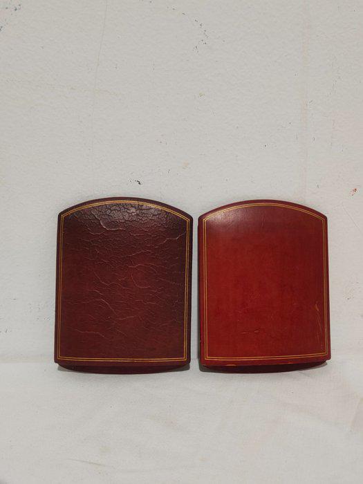 Coppia di fermalibri in legno e pelle made in Italy: un tocco di eleganza e raffinatezza per la tua libreria