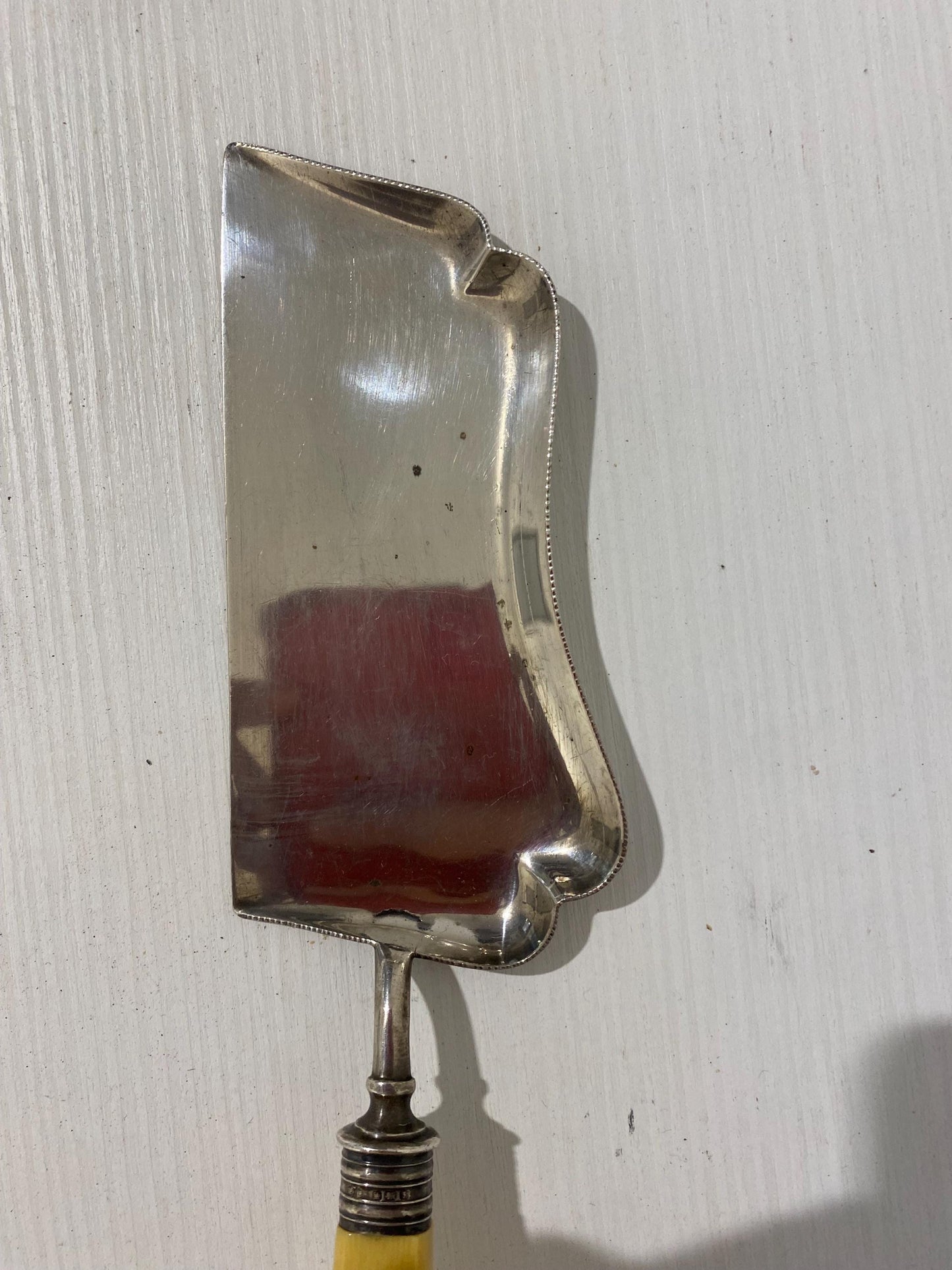 Spatola per Torta Vintage in Argento Placcato con Manico in PVC - Un Tocco di Fascino per la Tua Cucina