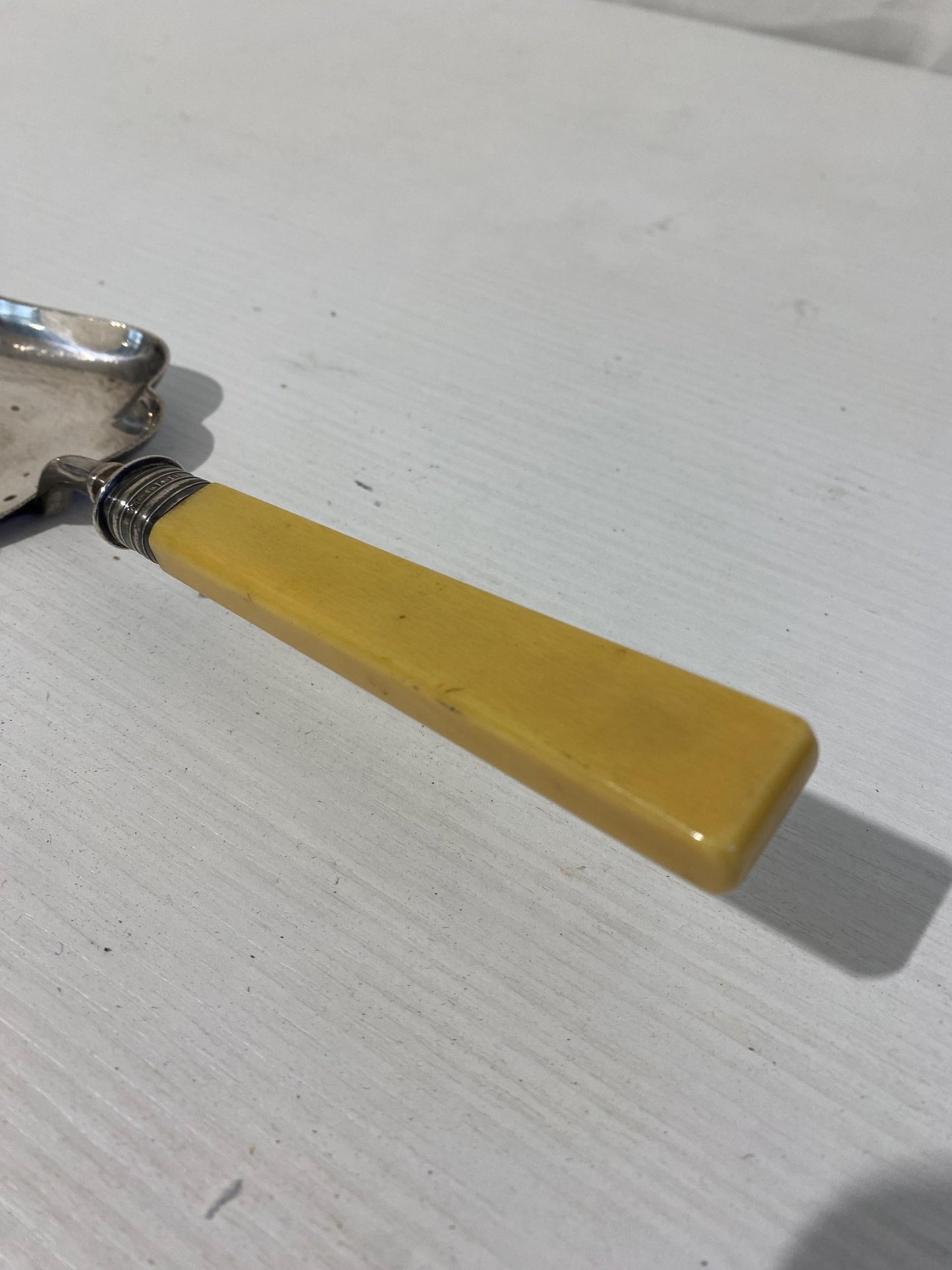 Spatola per Torta Vintage in Argento Placcato con Manico in PVC - Un Tocco di Fascino per la Tua Cucina