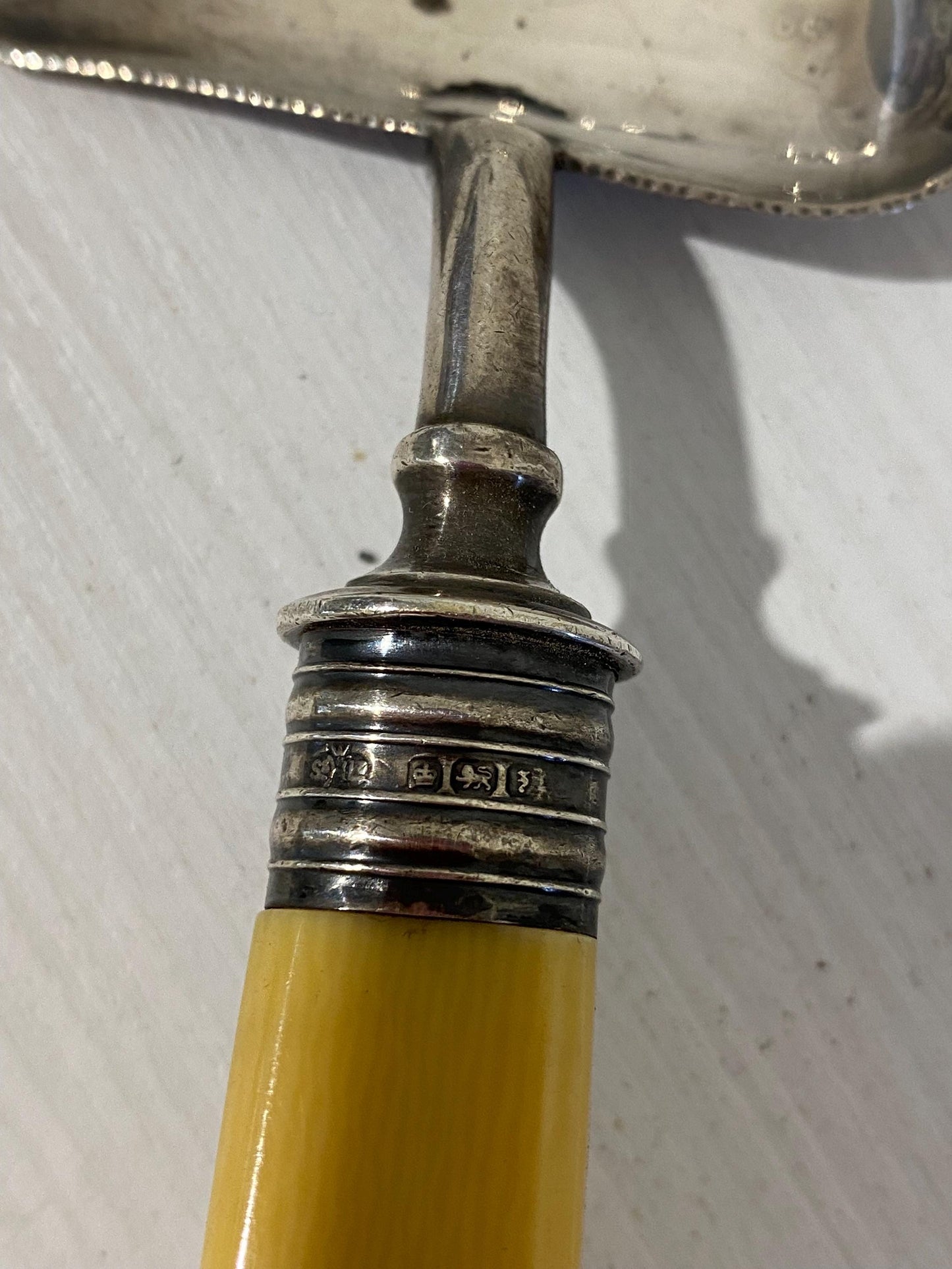 Spatola per Torta Vintage in Argento Placcato con Manico in PVC - Un Tocco di Fascino per la Tua Cucina