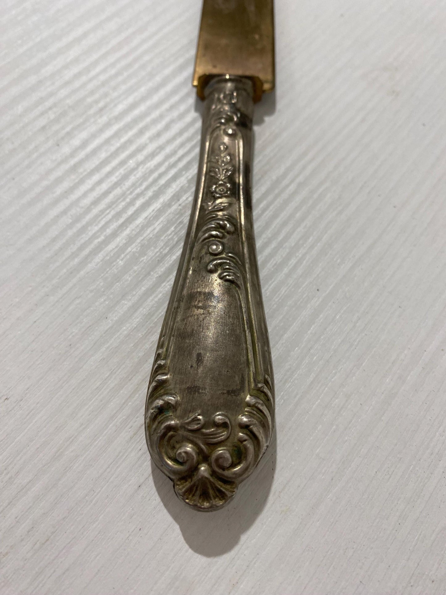 Coltello Vintage Lama in Ottone e Manico in Argento 800 Lavorato - Un Pezzo Unico per la Tua Collezione