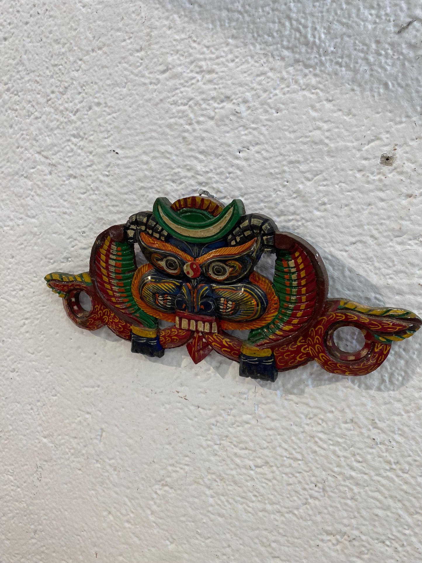 Maschera Tribale Tradizionale in Legno - Maschera del Diavolo dello Sri Lanka per Appendere a Parete - Colori Giallo e Rosso
