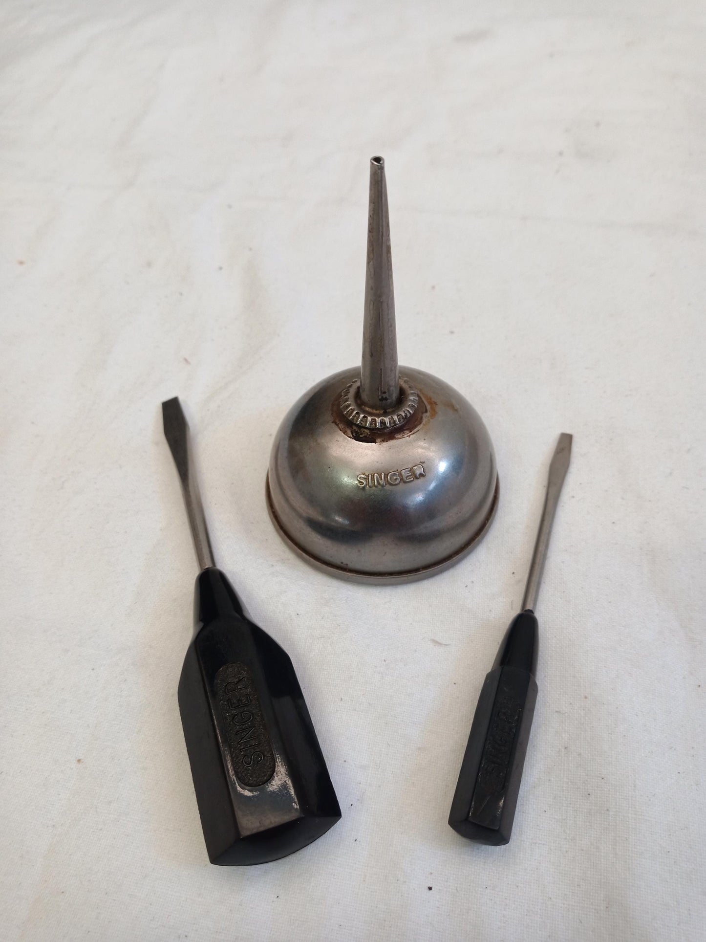 oliatore latta e due cacciaviti da cucito Singer vintage