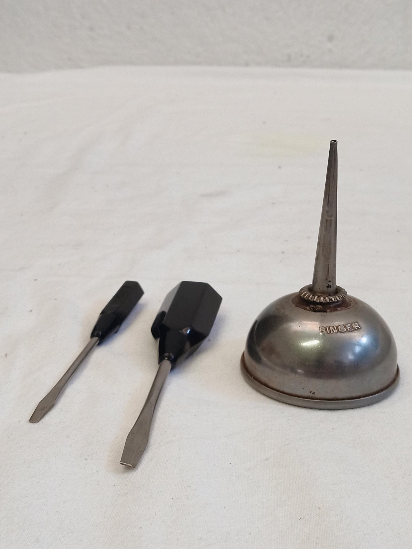 oliatore latta e due cacciaviti da cucito Singer vintage