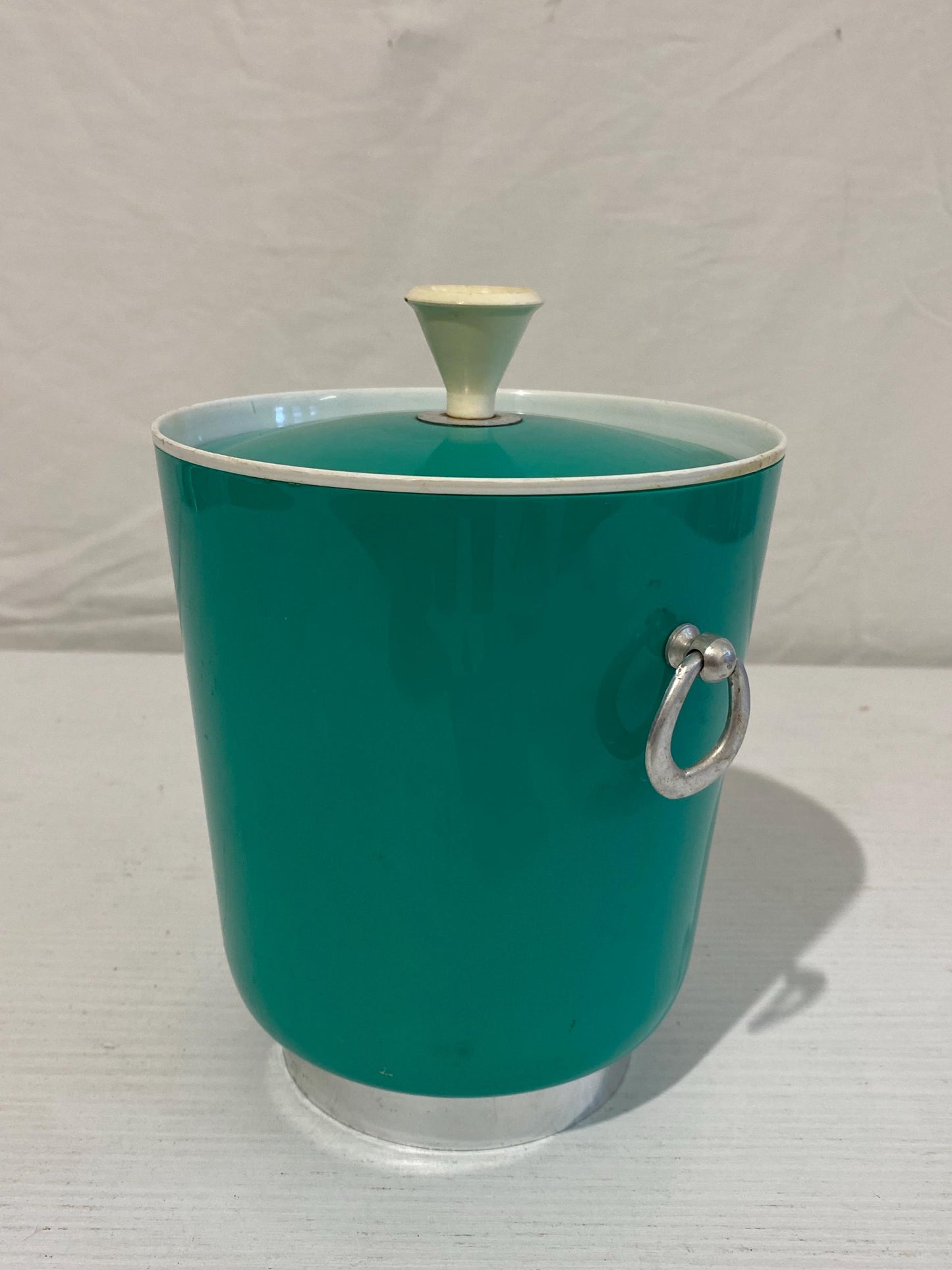 Secchiello per Ghiaccio Mid-Century Italiano in Plastica Verde Smeraldo con Manici in Alluminio - Anni '60