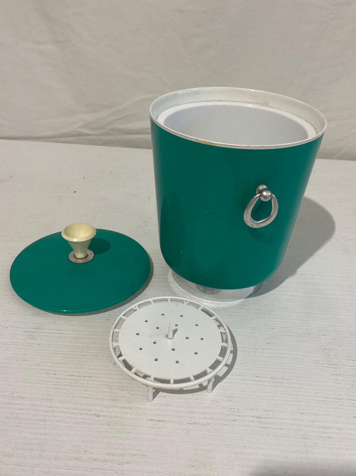 Secchiello per Ghiaccio Mid-Century Italiano in Plastica Verde Smeraldo con Manici in Alluminio - Anni '60