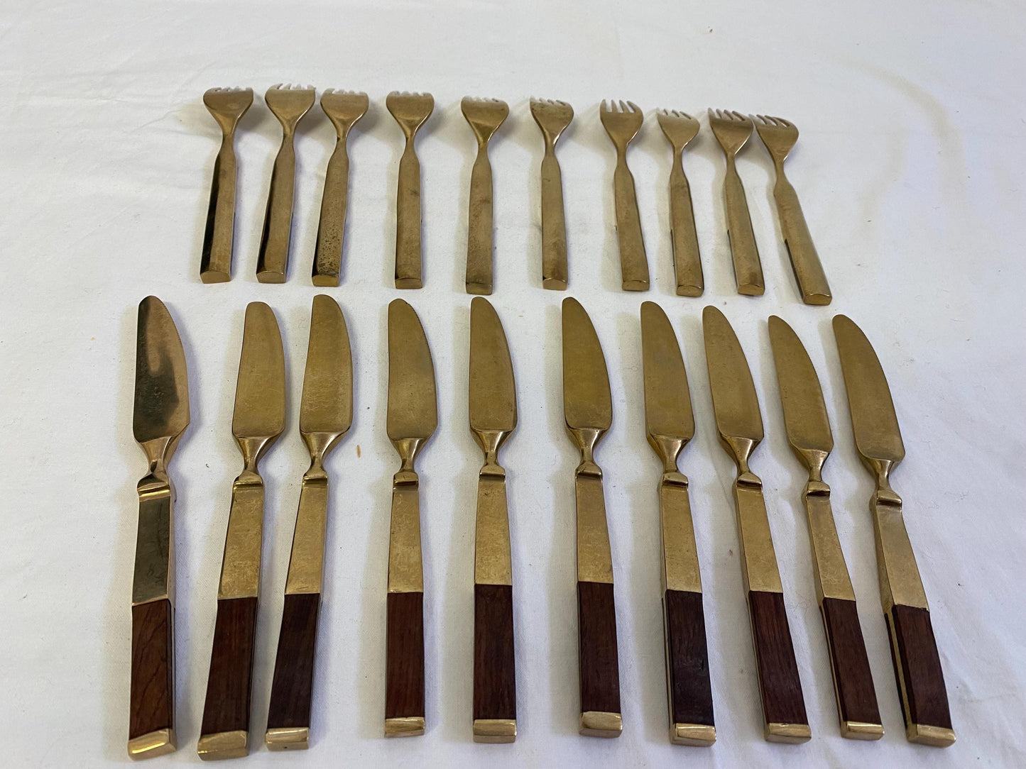 Servizio di Posate Vintage in Ottone con Manici in Legno di Teak - 10 Forchette e 10 Coltelli