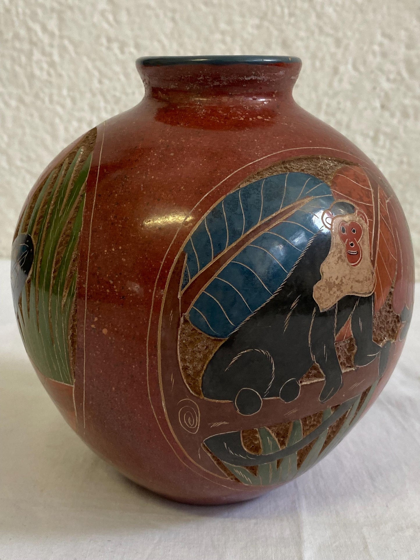 Vaso Rotondo Nicaraguense Vintage Firmato in Ceramica - Disegno di Scimmia, Farfalla e Tucano