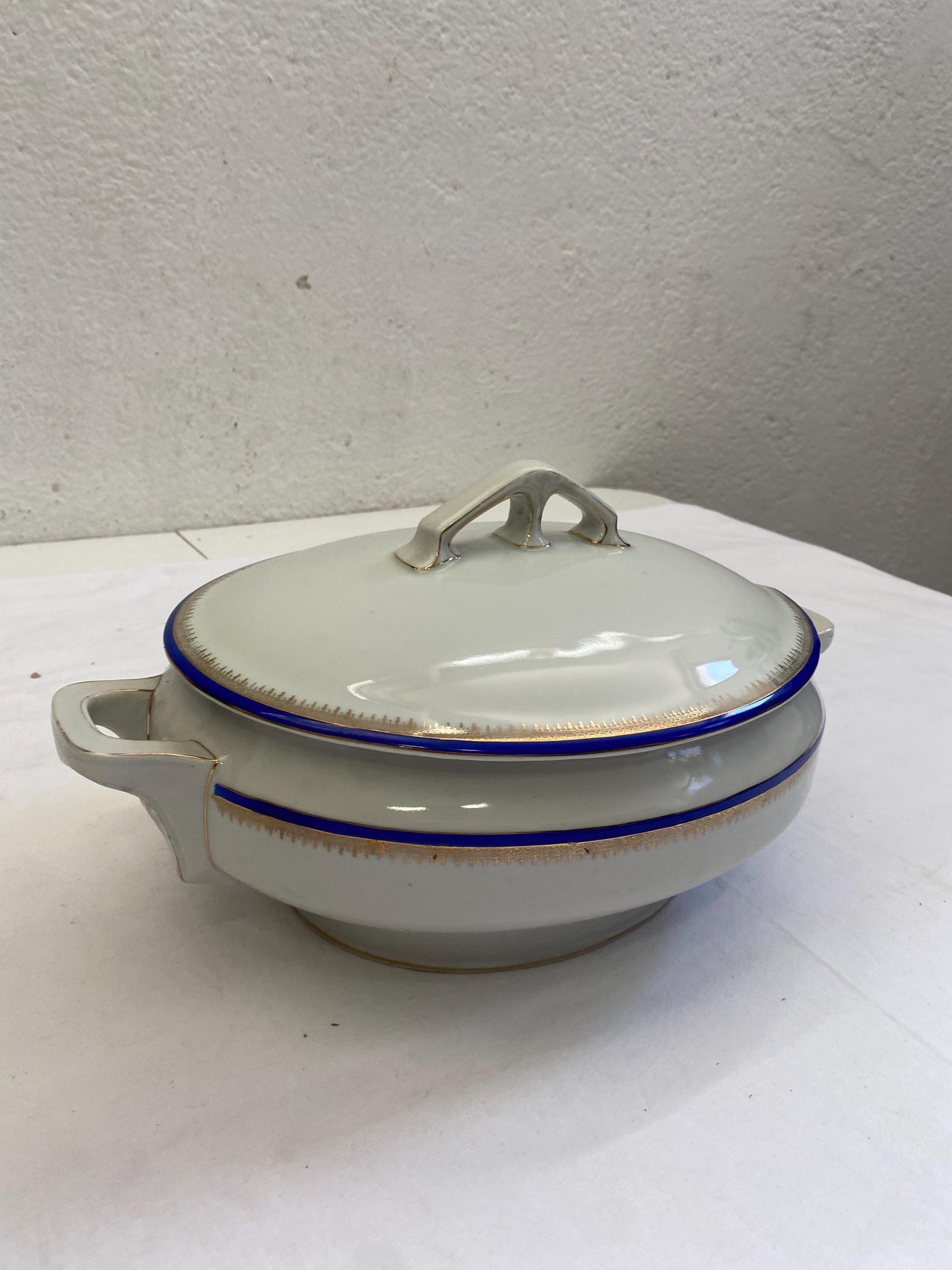 Zuppiera Ovale in Ceramica con Bordo Dorato e Rilievo Blu - Vintage