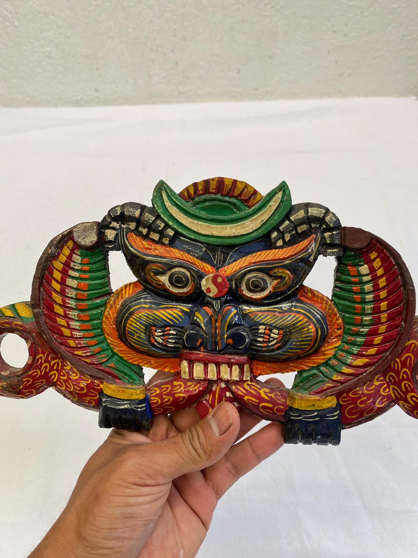 Maschera Tribale Tradizionale in Legno - Maschera del Diavolo dello Sri Lanka per Appendere a Parete - Colori Giallo e Rosso