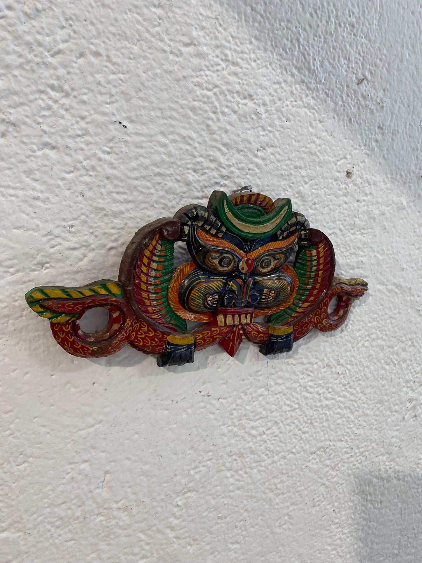 Maschera Tribale Tradizionale in Legno - Maschera del Diavolo dello Sri Lanka per Appendere a Parete - Colori Giallo e Rosso