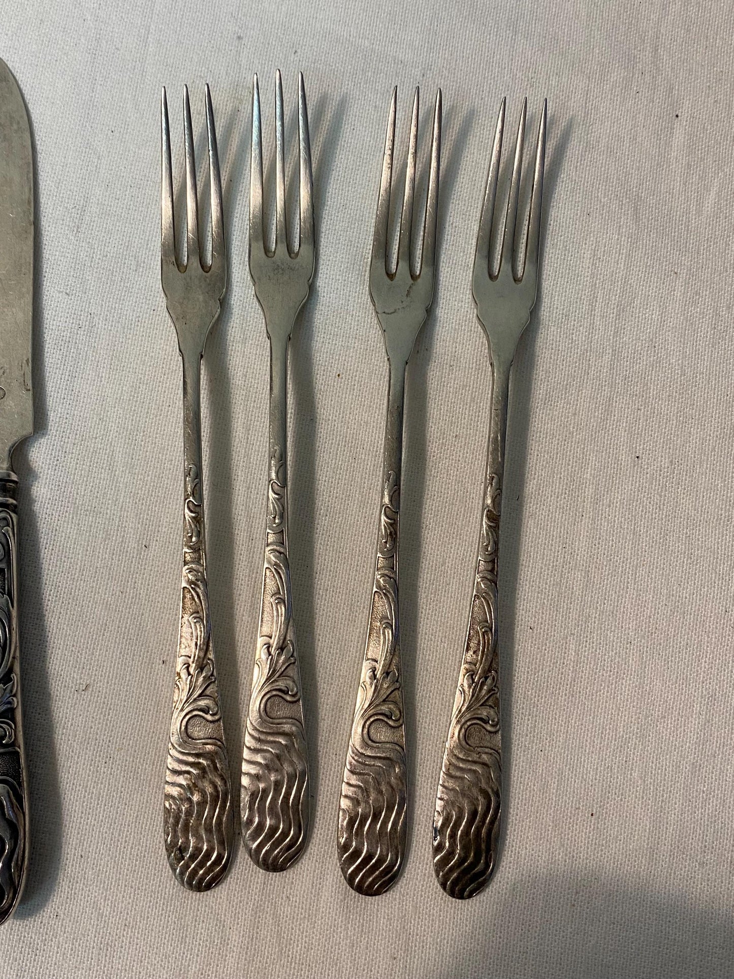 Set di Posate Antiche Art-Krupp Berndorf - Manici in Rilievo, 5 Coltelli e 4 Forchette