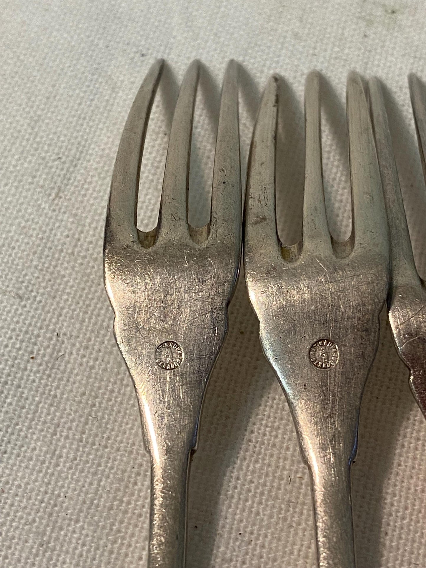 Set di Posate Antiche Art-Krupp Berndorf - Manici in Rilievo, 5 Coltelli e 4 Forchette