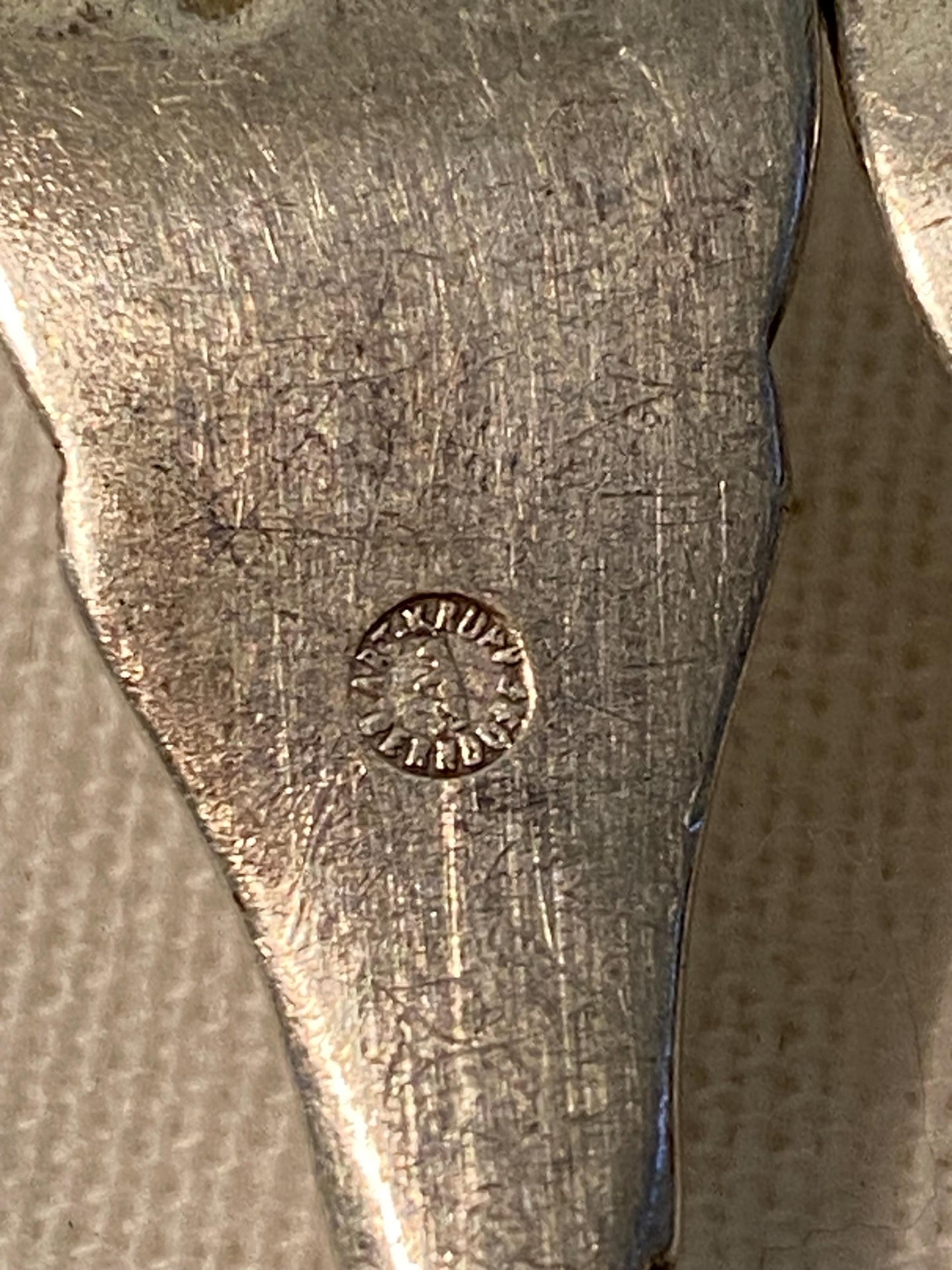 Set di Posate Antiche Art-Krupp Berndorf - Manici in Rilievo, 5 Coltelli e 4 Forchette