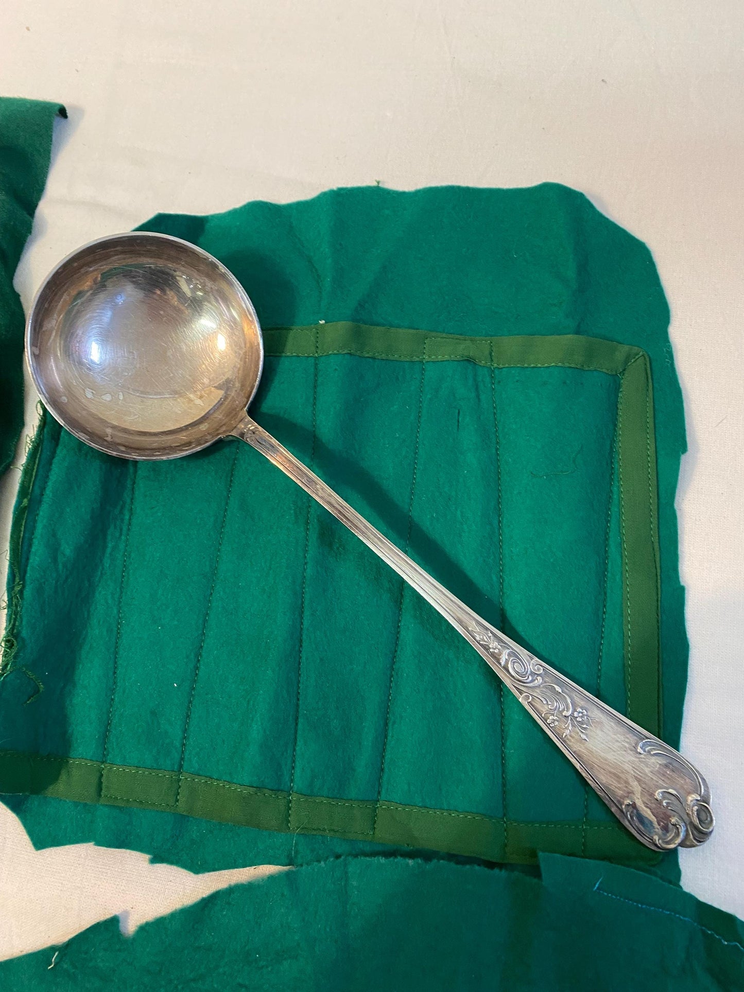 Servizio di posate antiche da 12 in argento con mestolo Punzonato (3,70 kg)