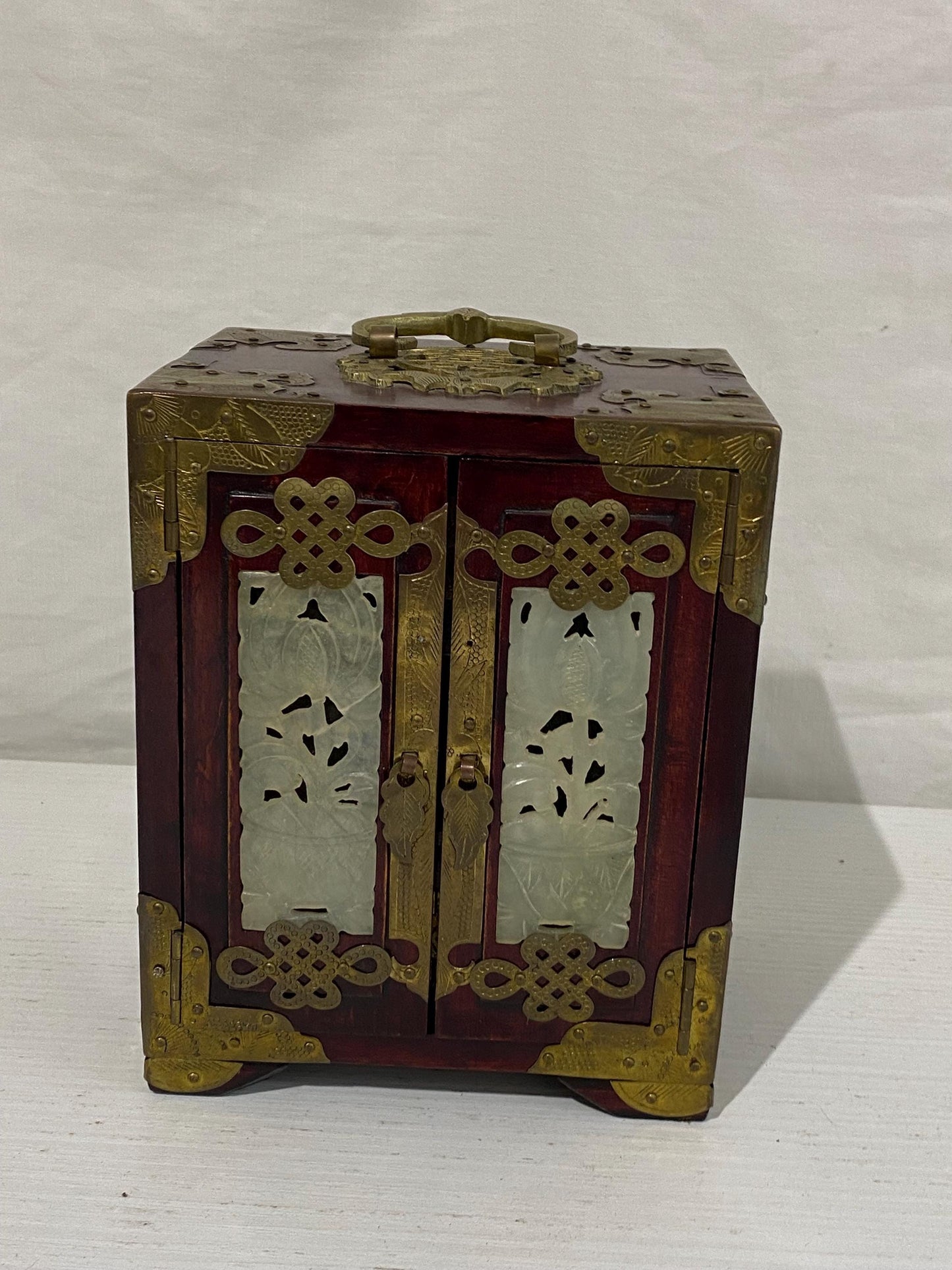 Portagioie Cinese in Legno con Rifiniture in Ottone e Pietra Dura Interno in Velluto Rosso, 18x14x11 cm (7"x5,5"x4,3")
