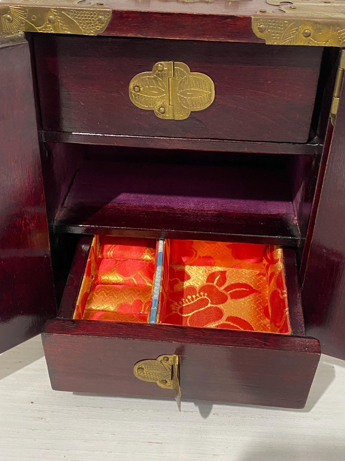 Portagioie Cinese in Legno con Rifiniture in Ottone e Pietra Dura Interno in Velluto Rosso, 18x14x11 cm (7"x5,5"x4,3")