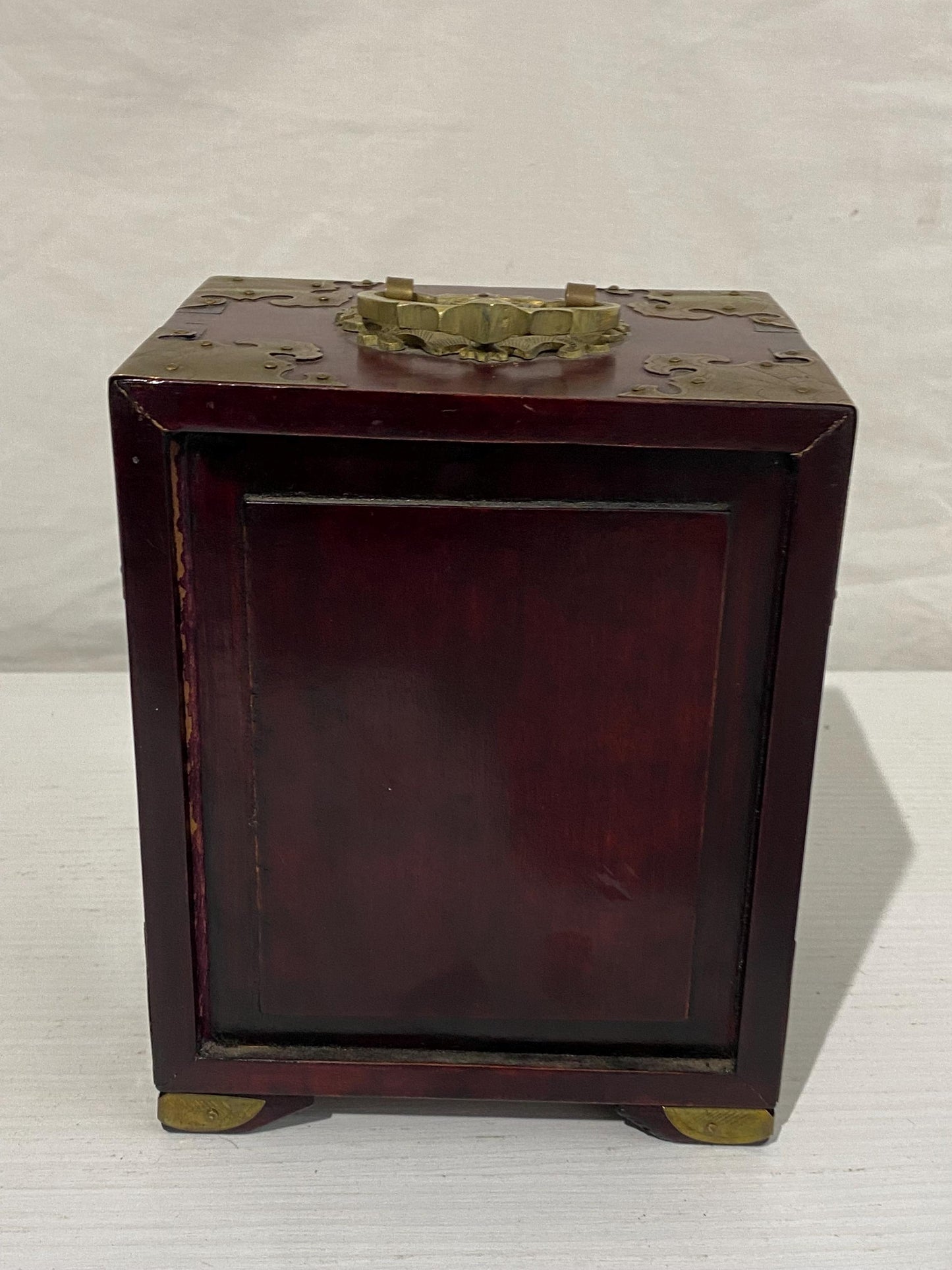 Portagioie Cinese in Legno con Rifiniture in Ottone e Pietra Dura Interno in Velluto Rosso, 18x14x11 cm (7"x5,5"x4,3")