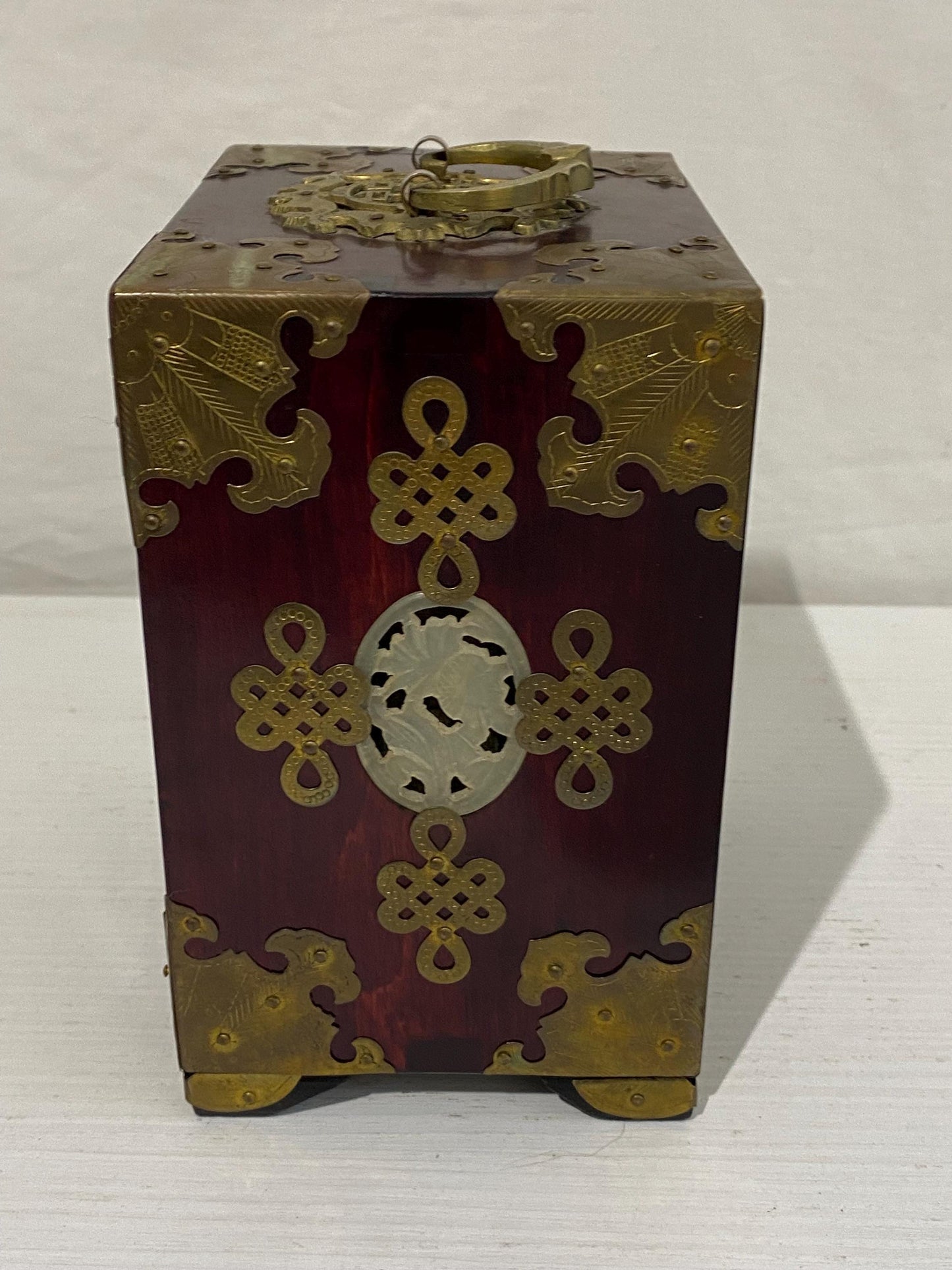 Portagioie Cinese in Legno con Rifiniture in Ottone e Pietra Dura Interno in Velluto Rosso, 18x14x11 cm (7"x5,5"x4,3")