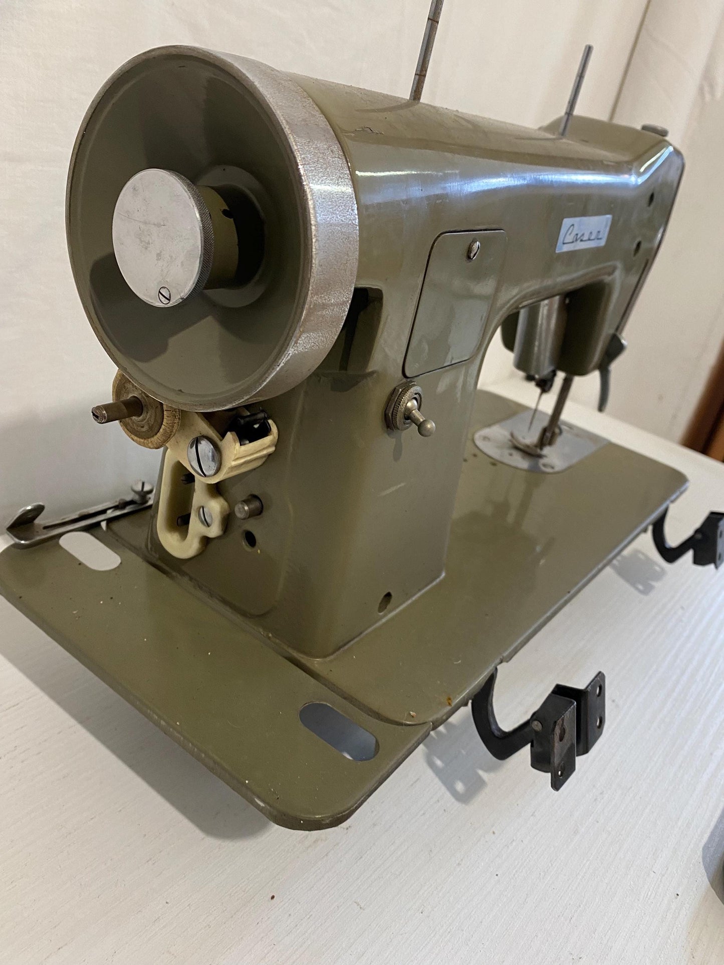 Macchina da Cucire Vintage Caser MD con Pedale e Volano Verde Militare Made in Italy (per pezzi di ricambio)