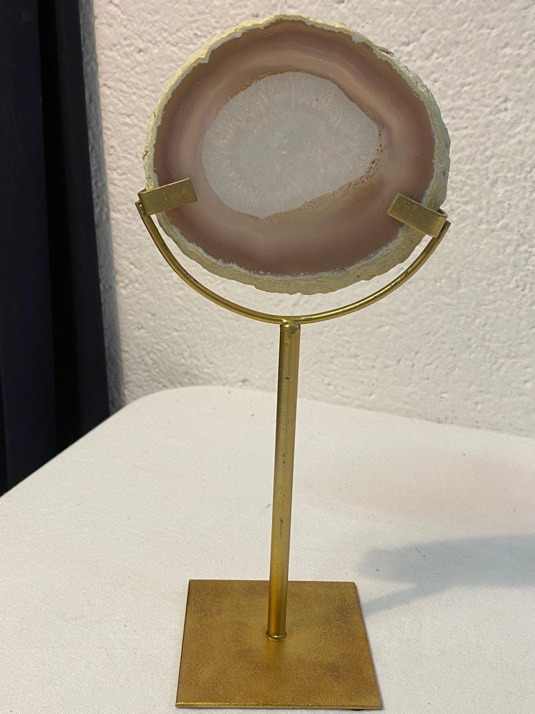 Fetta di Agata 13 x 11,5 x 1,2 cm (5,12 x 4,53 x 0,47 pollici) su Supporto Dorato Elegante Pezzo Decorativo Naturale